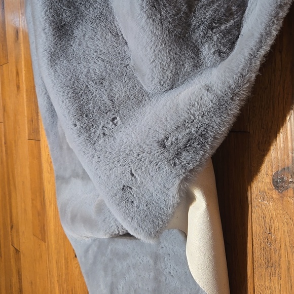 Faux Rabbit Fur 4'x6' Rug - Picture 4 of 5